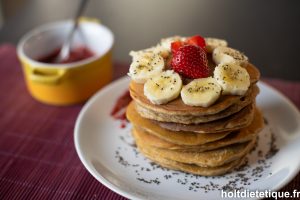 Pancakes à la banane et confiture de fraises aux graines de chia