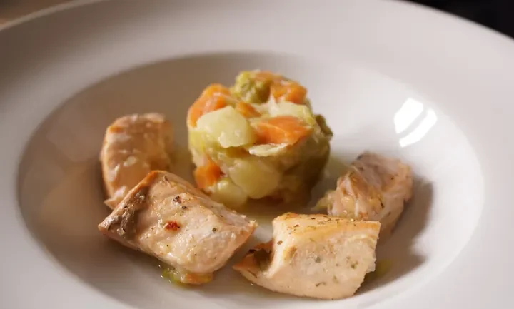 Photographie : Saumon mariné au citron et légumes divers