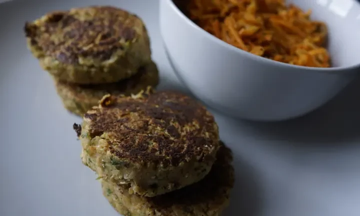 Photographie : Galettes aux pois chiches et à la courgette
