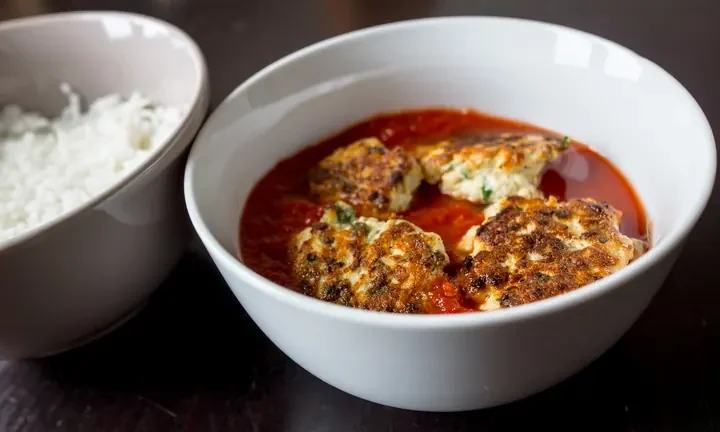 Photographie : Boulettes de volaille sauce tomate