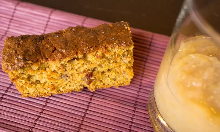 Photographie : Carott cake et compote vanillée pommes-rhubarbe