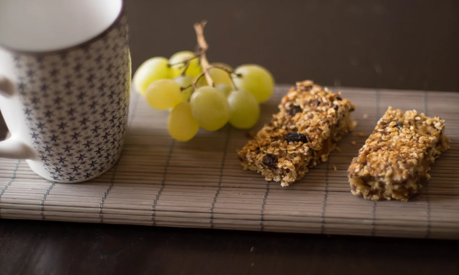 Barres de céréales aux fruits secs et à la compote de pommes — photographie originale