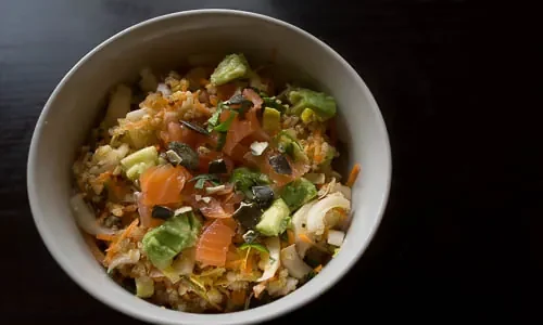Photographie : Salade "détox" au quinoa, endives, carottes, avocats et saumon fumé