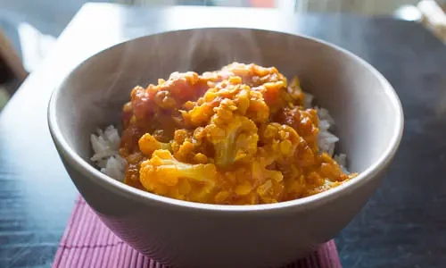 Photographie : Curry de chou fleur, lait de coco et lentilles corail