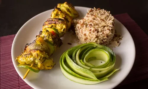 Photographie : Brochettes de poulet & légumes grillés