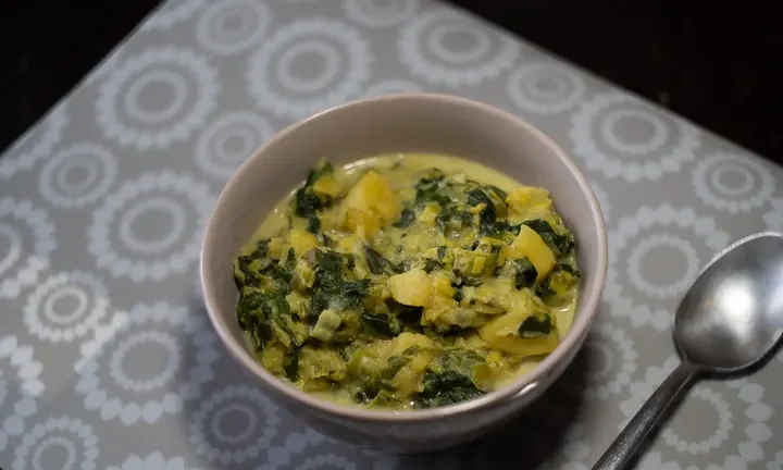 Photographie : Curry de poireaux, épinards et pommes de terre