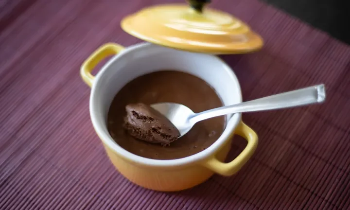 Photographie par Frédérique Holt : Mousse au chocolat vegan