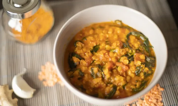 Photographie par Frédérique Holt : Dahl de lentilles corail aux épinards