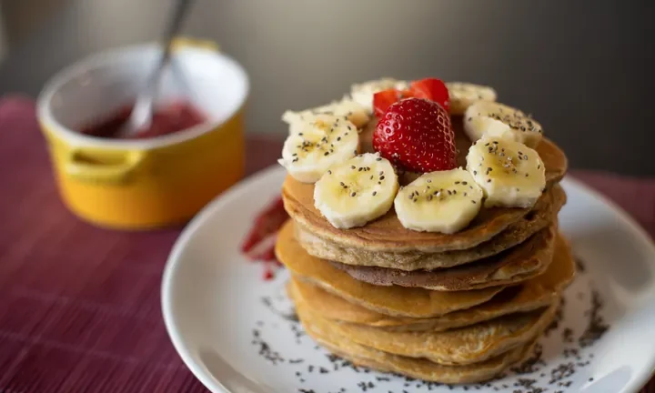 Photographie par Frédérique Holt : Pancakes banane & confiture de fraises