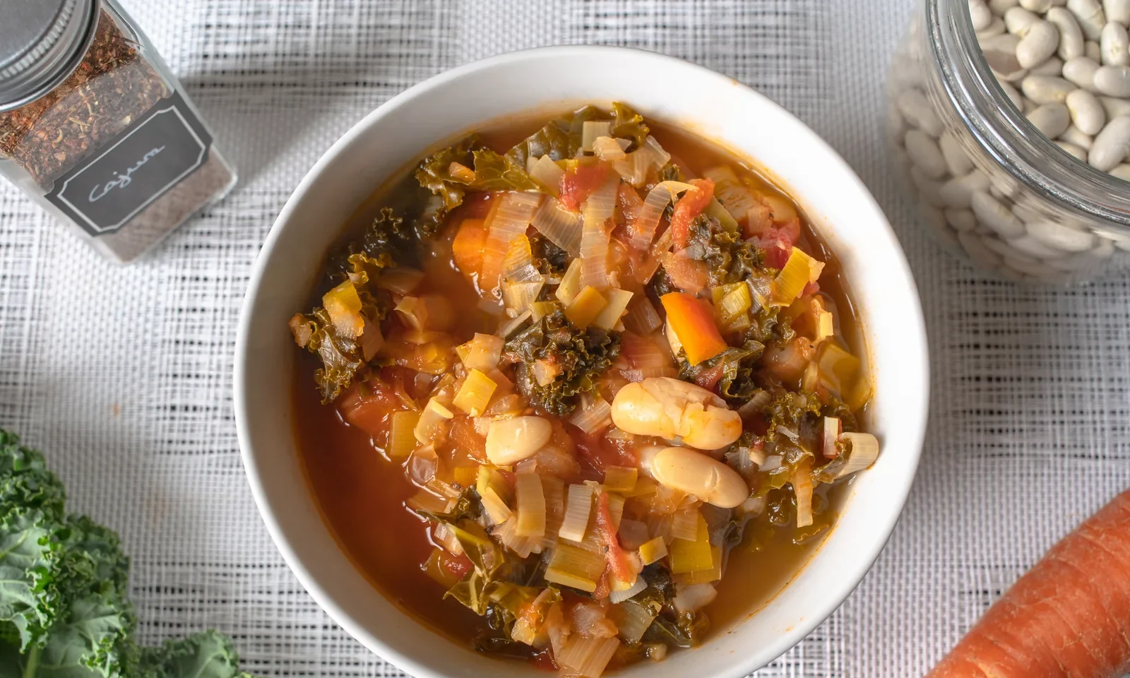 Minestrone aux poireaux, chou kale et haricots blancs — photographie originale
