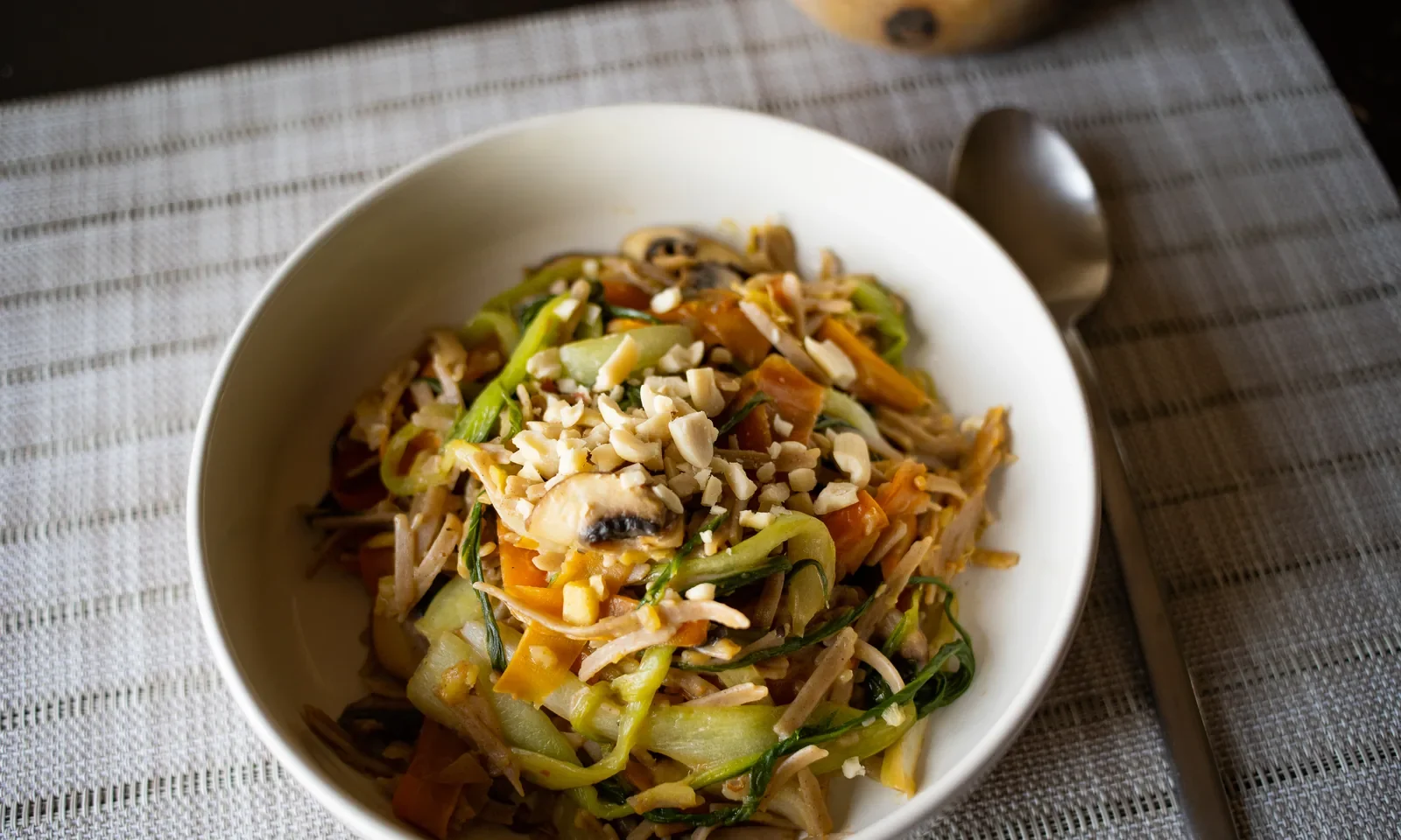 Pad Thai sauce soja et cacahuètes — photographie originale