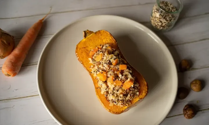 Photographie par Frédérique Holt : Butternut farcie au quinoa et aux châtaignes