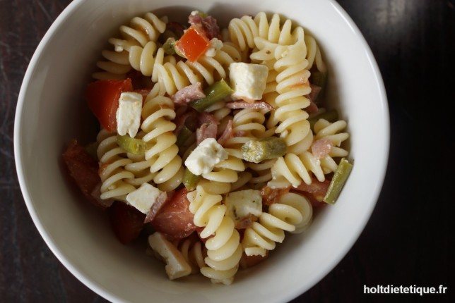 Salade de pâtes, tomates, haricots, fêta et bacon