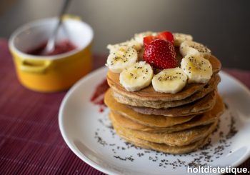 Pancakes à la banane et confiture de fraises aux graines de chia